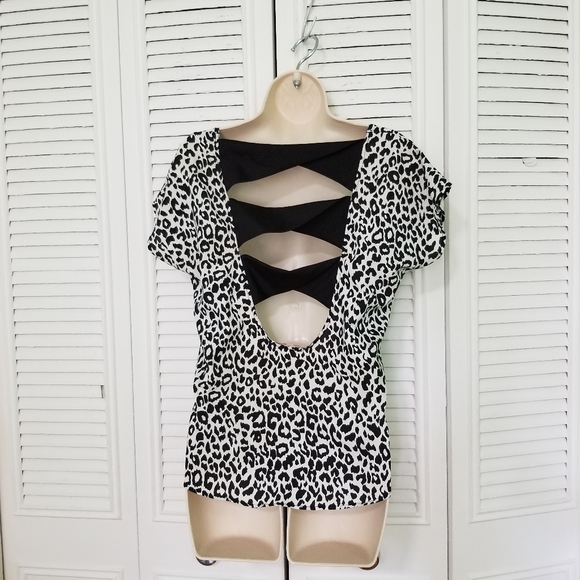Lola's Collection Animal Print Top size Medium - Picture 3 of 9